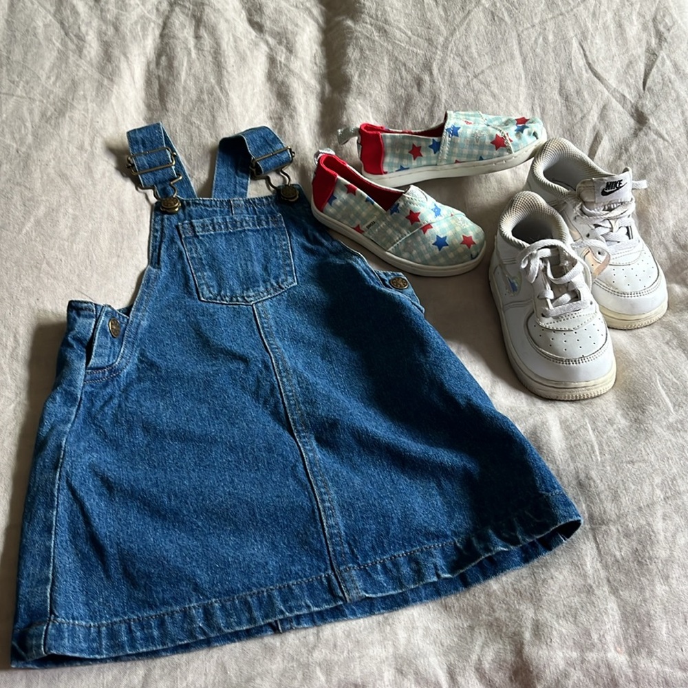 🇺🇸 Beautiful Lot ⭐️ 1 Denim Dress ⭐️ 1 paire of Nike Sneakers ⭐️ 1 paire of Toms